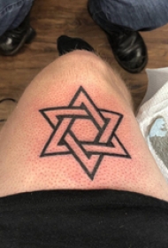 六芒星纹身图 男生大腿上黑色的六芒星纹身图片