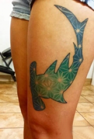 百乐动物纹身 女生大腿上彩色的锤头鲨纹身图片