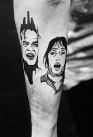 手臂纹身素材 男生手臂上黑色的情侣人物纹身图片