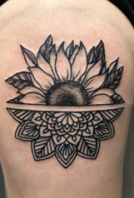 花朵纹身 女生大腿上梵花和向日葵拼接纹身图片