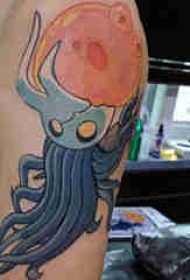 大臂纹身图 男生大臂上彩色的卡通章鱼纹身图片