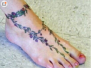点击大图看下一张：脚部优美花藤纹身