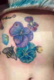 植物纹身 女生腹部彩色的紫罗兰纹身图片