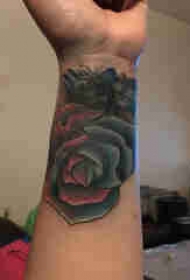欧美玫瑰纹身 男生手腕上欧美玫瑰纹身图片