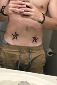 腹部纹身 男生腹部黑色的五角星纹身图片