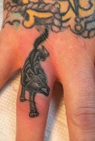 小动物纹身 男生手指上黑色的狐狸纹身图片
