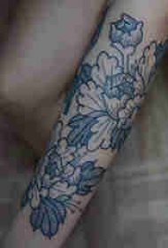 植物纹身素材 女生手臂上黑色的花朵纹身图片