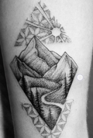 山脉纹身 女生大腿上黑色的山脉纹身图片