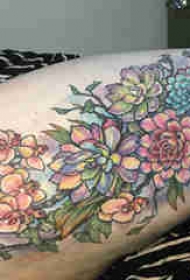 植物纹身 女生大腿上彩色的小清新植物纹身图片