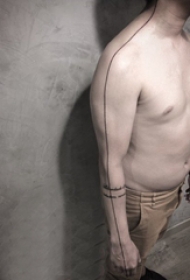 手臂纹身素材 男生手臂上黑色的线条纹身图片