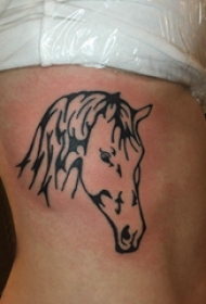 简单线条纹身 女生侧腰上黑色的马纹身图片