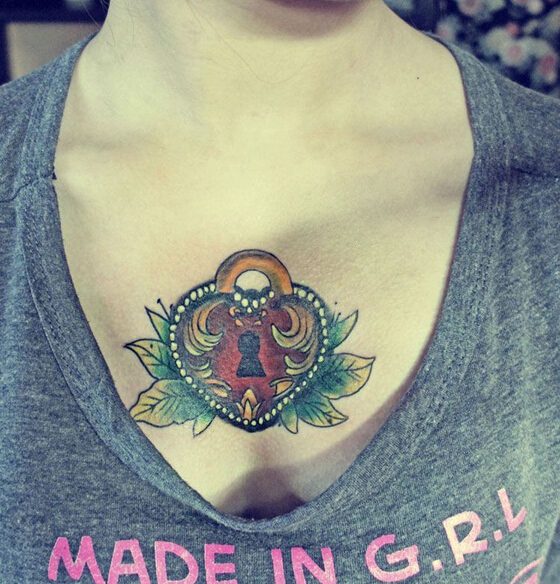 点击大图看下一张：炫彩玫瑰胸部纹身