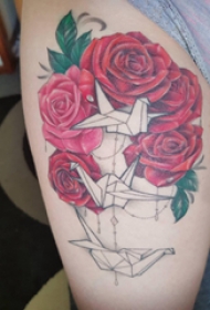 花朵纹身 女生大腿上千纸鹤和玫瑰花纹身图片