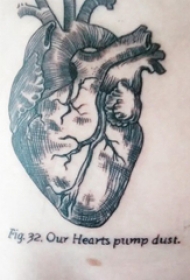 心脏纹身 男生背部心脏纹身图片