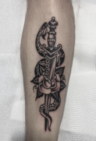 欧美小腿纹身 男生小腿上蛇和匕首纹身图片