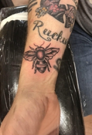 男生手腕纹身 男生手腕上黑色的蜜蜂纹身图片