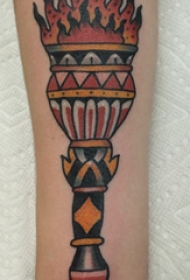 手臂纹身素材 女生手臂上彩色的火炬纹身图片