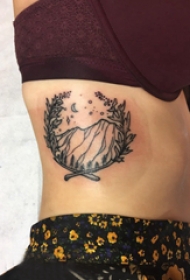 侧腰纹身图 女生侧腰上植物和山脉纹身图片