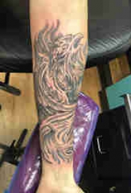 手臂纹身素材 男生手臂上黑色的凤凰纹身图片