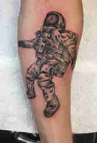 人物肖像纹身 男生手臂上创意的宇航员纹身图片