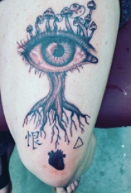 大腿纹身传统 女生大腿上眼睛和大树纹身图片