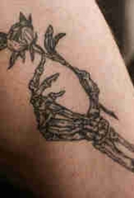 纹身大腿男 男生大腿上花朵和手指骨头纹身图片