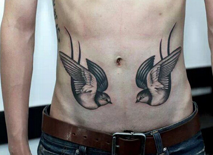 点击大图看下一张：黑白双飞燕腹部纹身