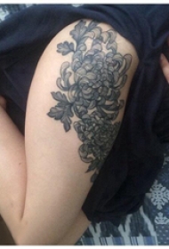 花朵纹身 女生大腿上黑色的菊花纹身图片