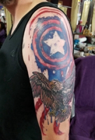 双大臂纹身 男生大臂上老鹰和盾牌纹身图片