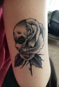 大臂纹身图 女生大臂上骷髅和花朵拼接纹身图片