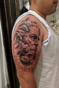 黑灰写实纹身 男生大臂上黑色的人物纹身图片