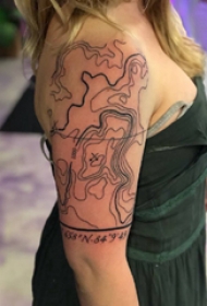 地图纹身素材 女生手臂上世界地图纹身图片
