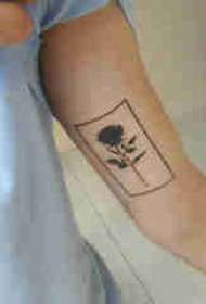 植物纹身 男生手臂上黑色的玫瑰和几何纹身图片