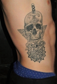 侧腰纹身男 男生侧腰上梵花和骷髅纹身图片