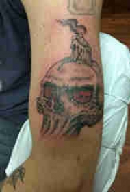 骷髅纹身 男生手臂上蜡烛和骷髅纹身图片