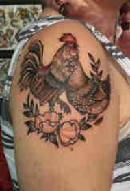 双大臂纹身 女生大臂上花朵和公鸡纹身图片