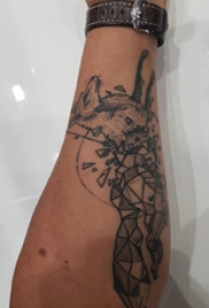 几何动物纹身图案 男生手臂上几何动物纹身图案