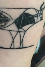大腿纹身传统 女生大腿上黑色的牛纹身图片