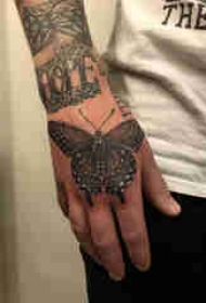 3d蝴蝶纹身 男生手背上黑色的蝴蝶纹身图片