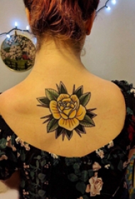 花朵纹身 女生后背上娇艳的黄玫瑰纹身图片