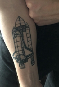 极简线条纹身 男生手臂上黑色的火箭纹身图片