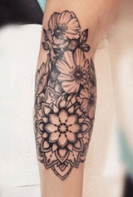 花朵纹身 男生手臂上黑色的花朵纹身图片