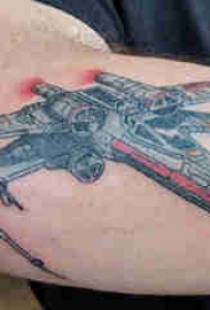 飞机纹身 男生手臂上彩色的战斗机纹身图片