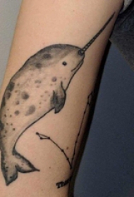 纹身手臂女生 女生手臂上黑色的动物纹身图片