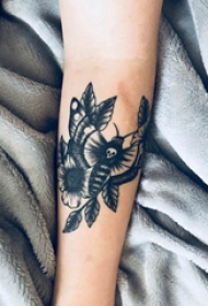 手臂纹身素材 女生手臂上植物和昆虫纹身图片