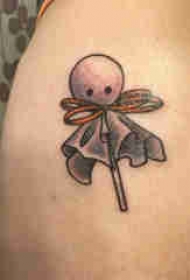 鬼娃娃纹身 男生大臂上彩色的卡通娃娃纹身图片