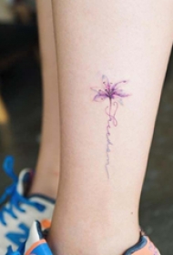 花朵纹身 女生小腿上彩色的花朵纹身图片