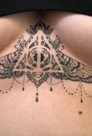 女生胸下纹身 女生胸部黑色的几何装饰纹身图片