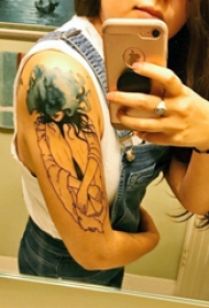 大臂纹身图 女生大臂上创意的人物肖像纹身图片