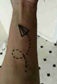 纸飞机纹身图案 男生手臂上黑色的纸飞机纹身图片